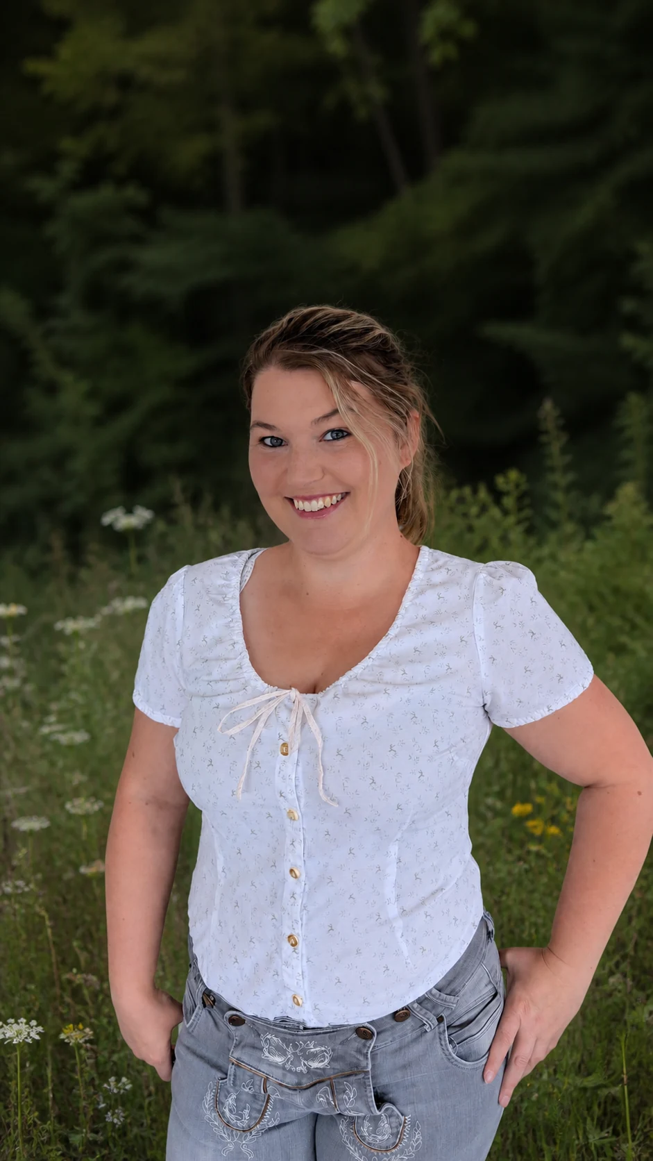 Sarah Götzenberger lächelnd vor einem Waldrand